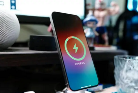 霍林郭勒苹果15换屏服务分享用什么充电器给iPhone15充电更好 